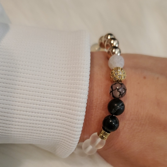 Elegant Pearl and Gold Beaded Bracelet - Picture 2 of 2